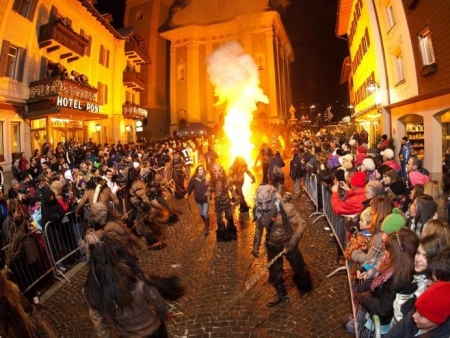 Toblach - Toblach: Ältester Krampuslauf Südtirols mit Krampusparty in Toblach