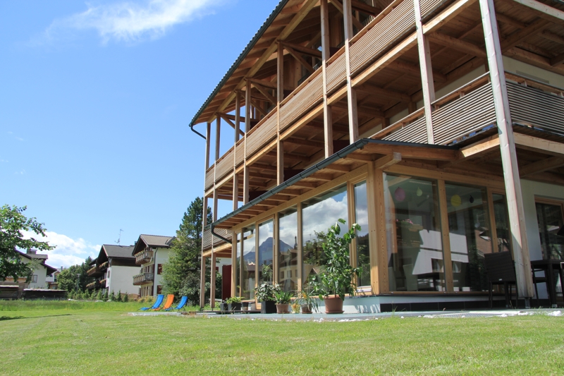 B&B.Garni.Hotel Am Burghüge vista sul gardino e sala di colazione