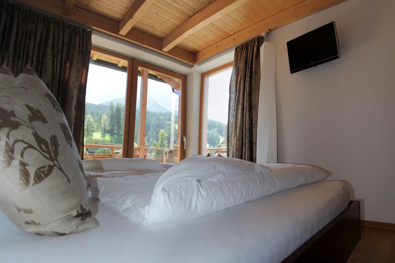 Pokój Superior: część sypialna pod drewnianym dachem · Garni Hotel Am Burghügel